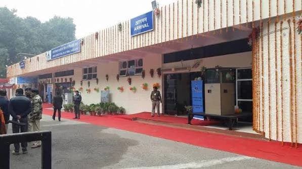 नवरात्र में गंदगी पर सख्ती: कानपुर नगर आयुक्त के निरीक्षण में मिला कूड़ा, दो सफाई नायकों को नोटिस, कर्मचारियों का एक दिन का वेतन कटा
